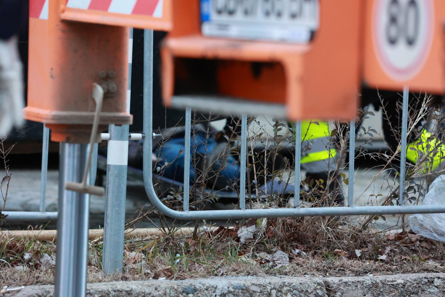 Трамвай блъсна и уби пешеходка пред "Пирогов" (снимки)