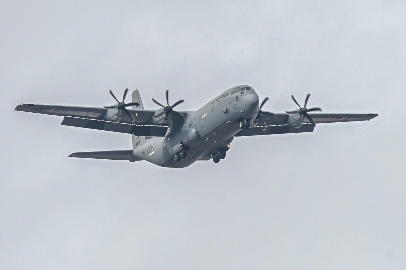Американски самолет С-130 "Херкулес" кацна в София от базата на НАТО в Рамщайн (снимки)