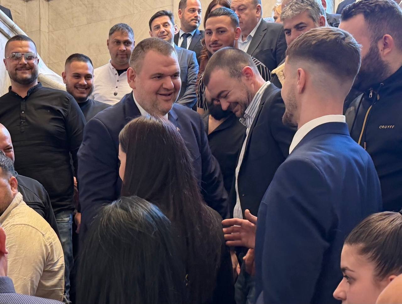 Делян Пеевскилидер на ДПС и ПГ на ДПС-НОВО НАЧАЛО се срещна с младежи от Ямбол