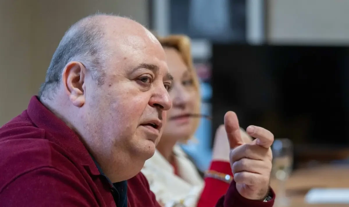 Любо Нейков влиза в сайт за запознанства: Търси богата съпруга, за да изпълни клетва към майка си!