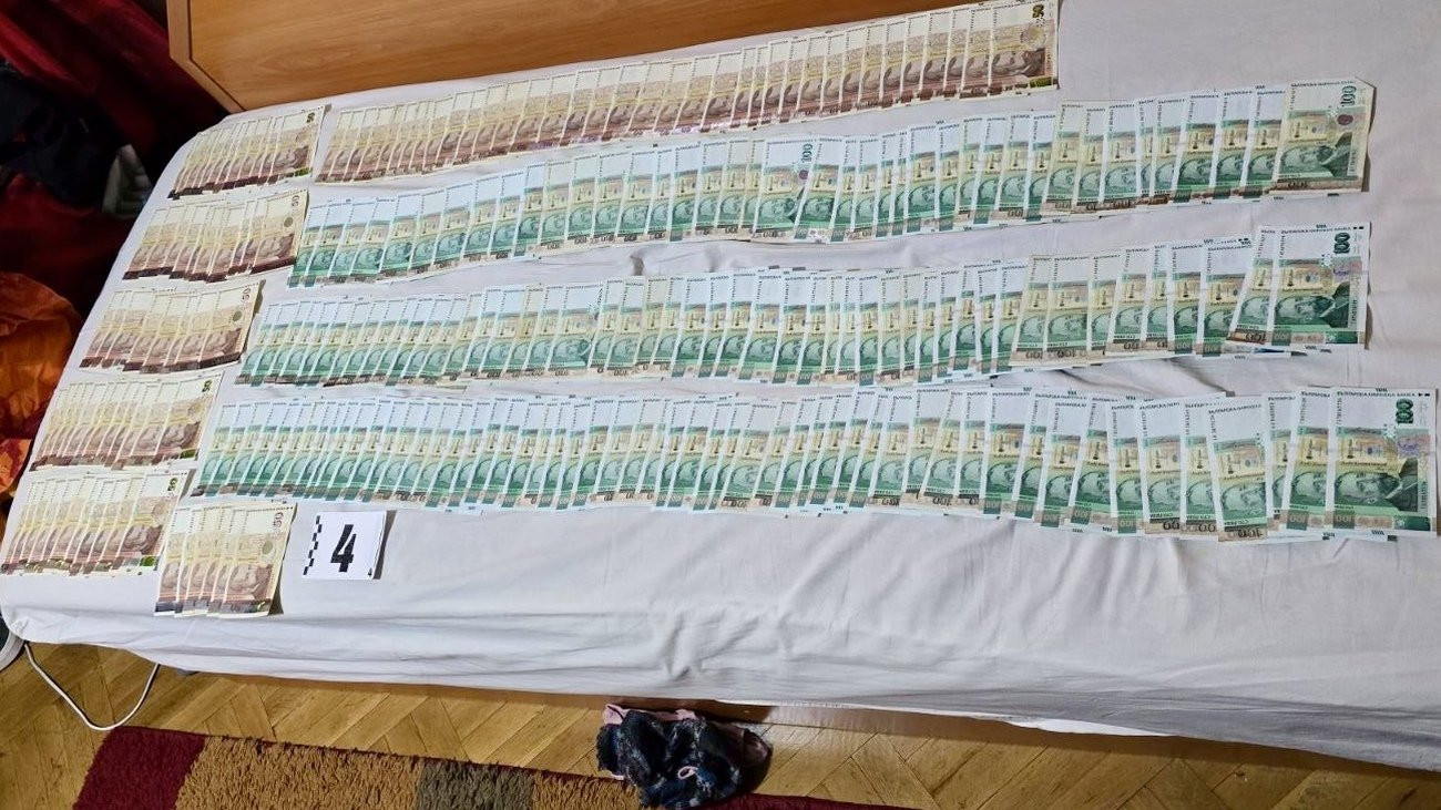 ГДБОП разби две банди от сводници в Банско (снимки)