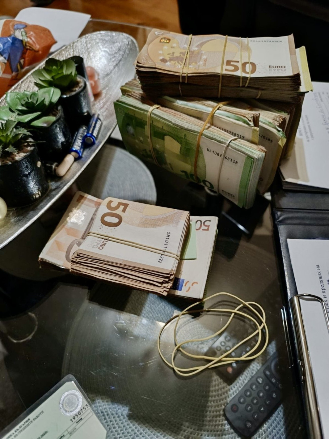 ГДБОП разби две банди от сводници в Банско (снимки)