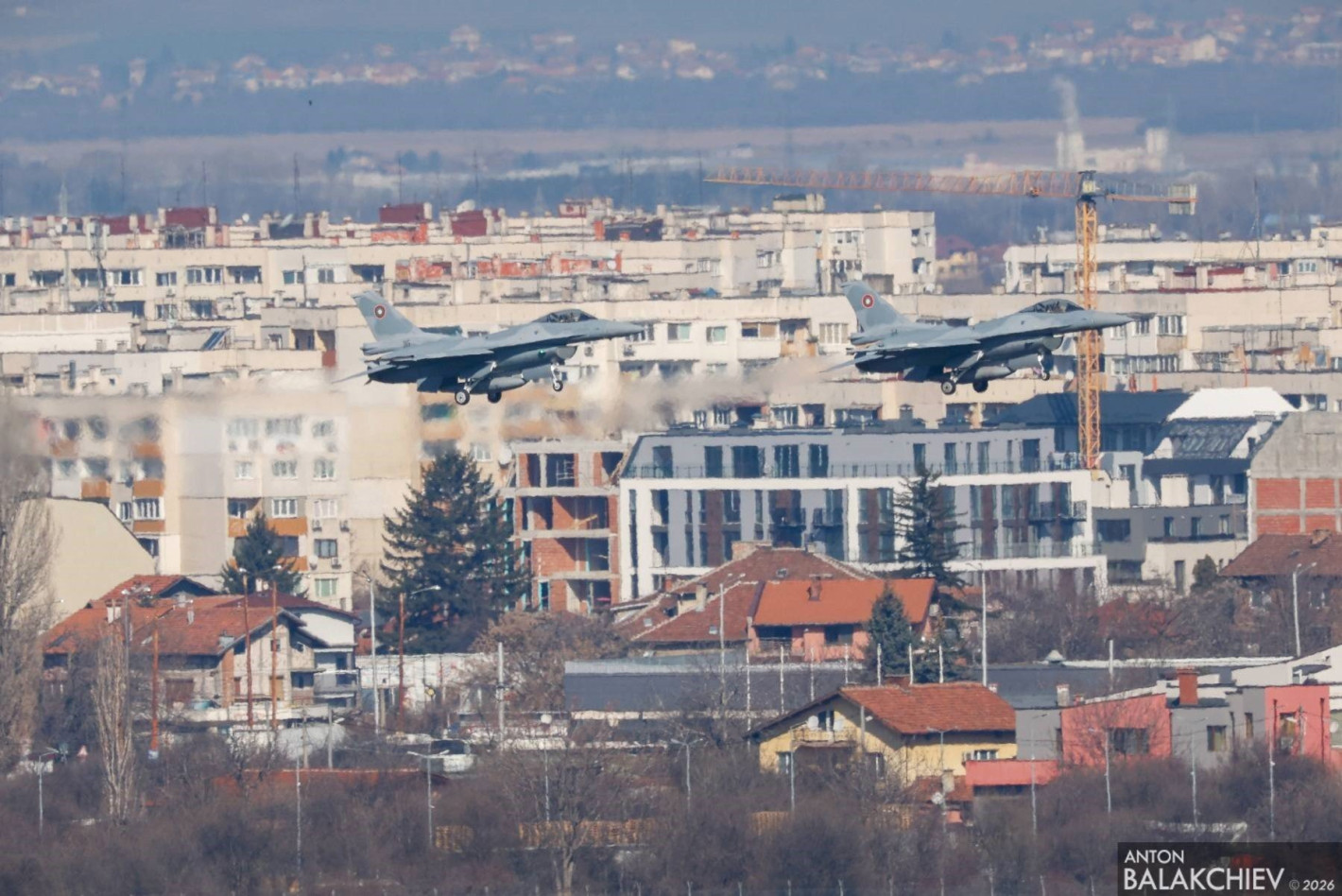 Български изтребители F-16 летяха ниско над София, било учение (снимки/видео)