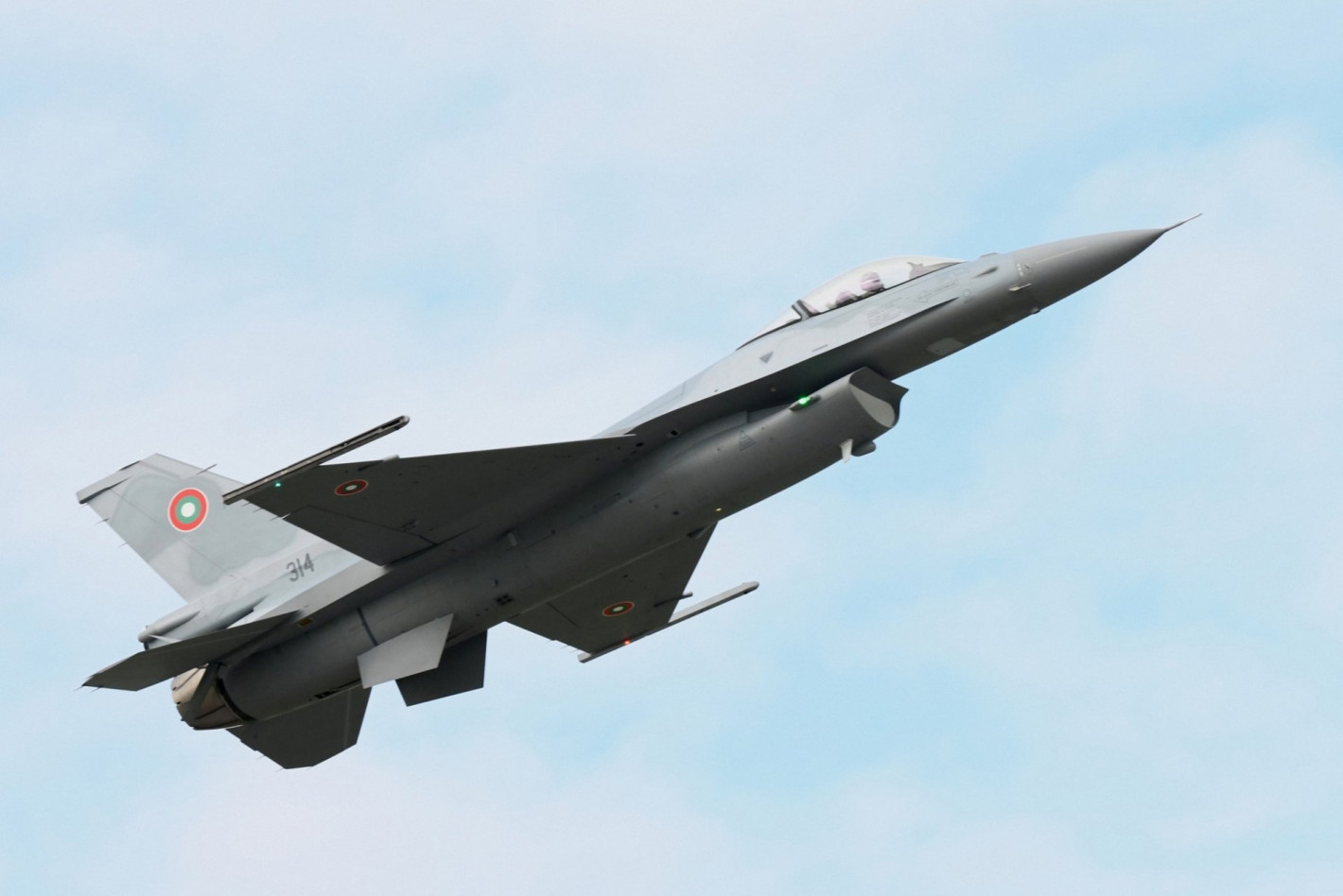 Български изтребители F-16 летяха ниско над София, било учение (снимки/видео)