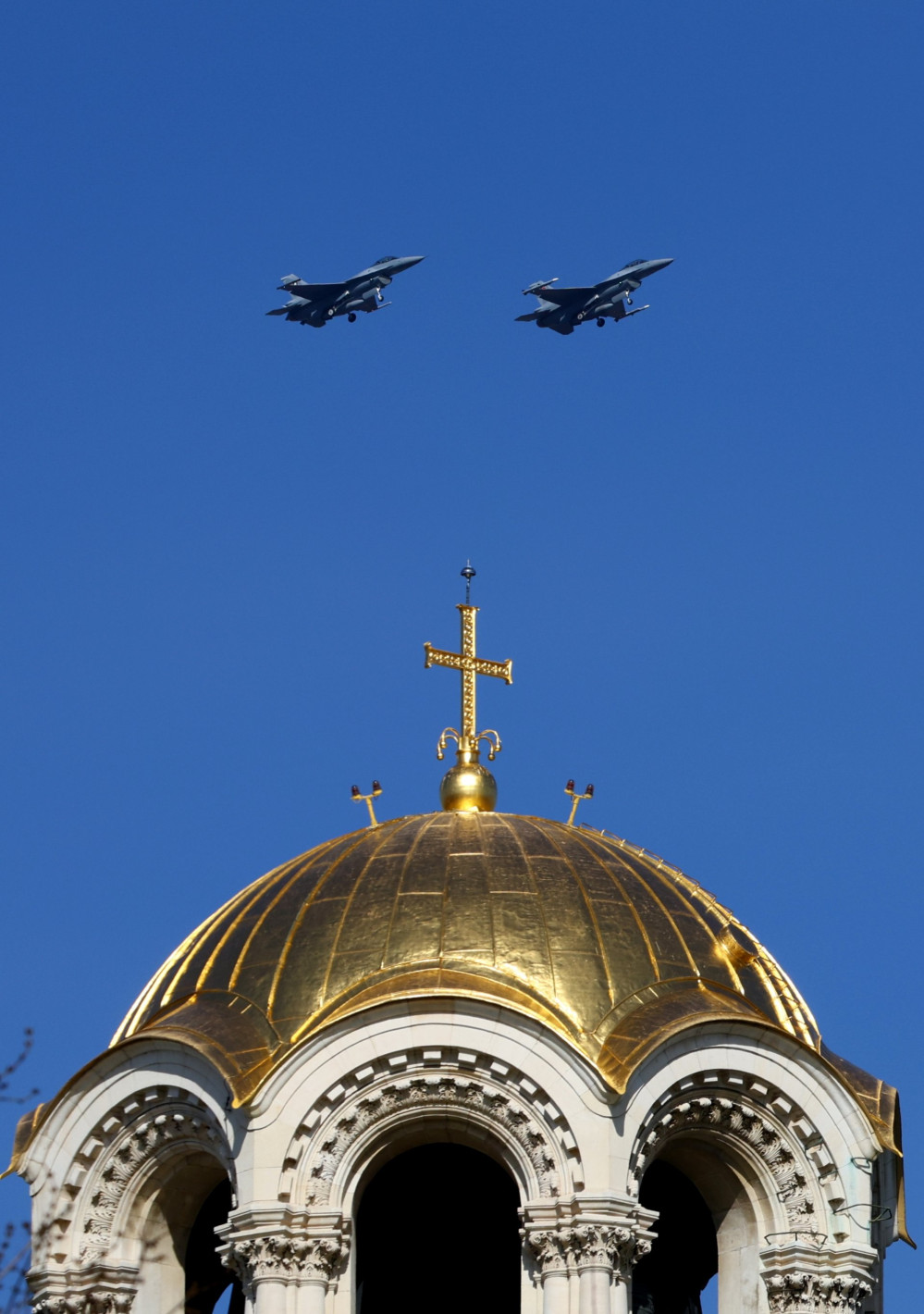 Български изтребители F-16 летяха ниско над София, било учение (снимки/видео)
