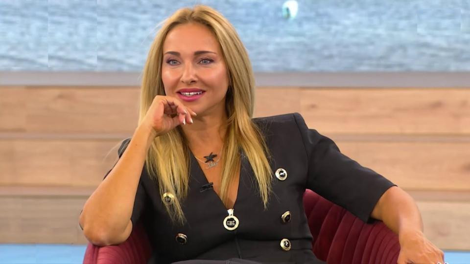 Алекс Раева под ножа заради скъсана гласна връзка и риск за кариерата