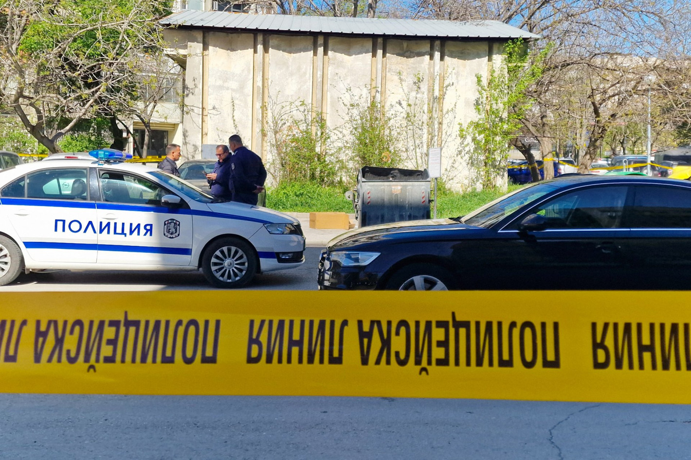 Бездомник откри чувал с части от човешко тяло до кофа за боклук в Пловдив (снимки)