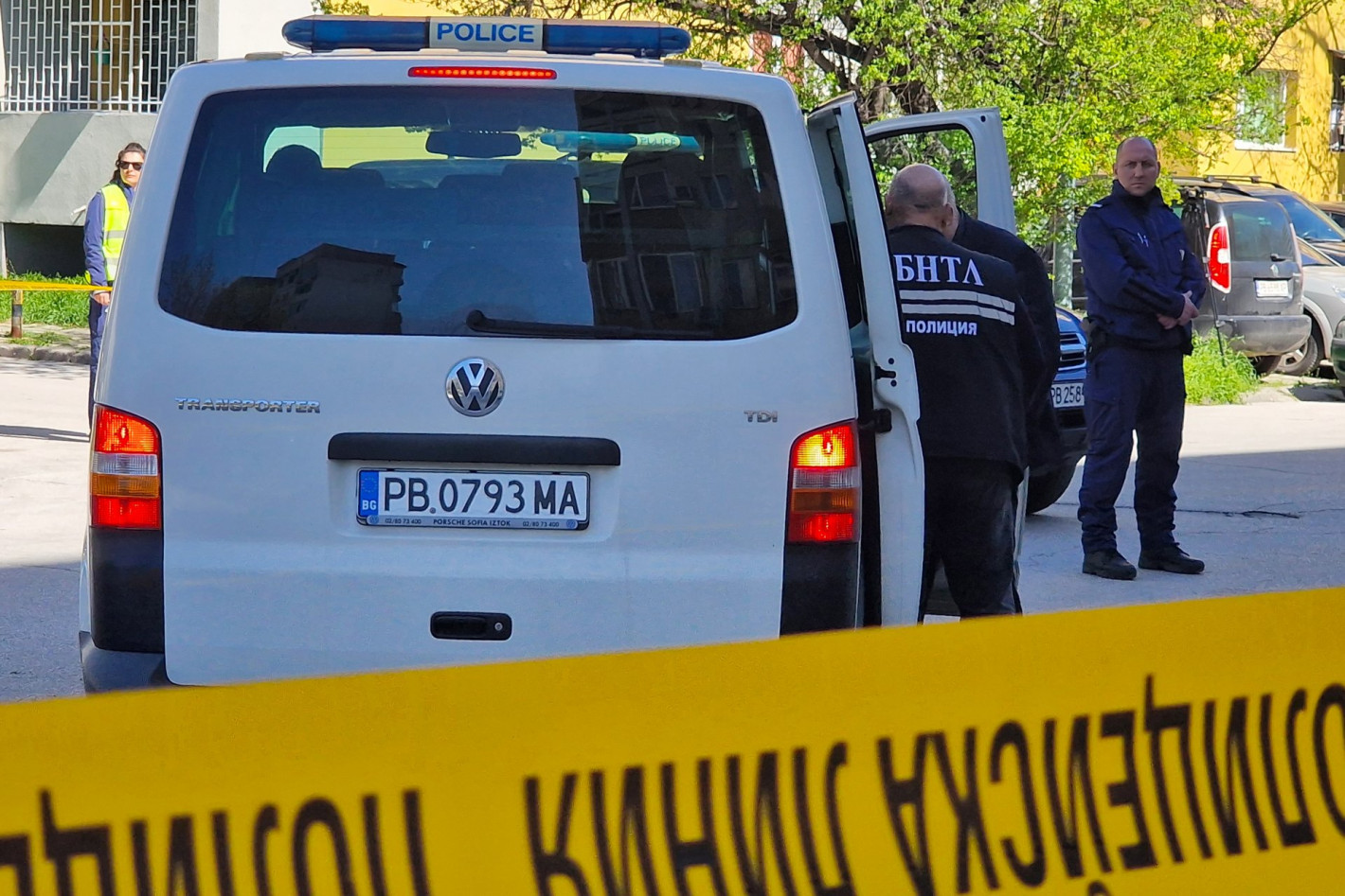Бездомник откри чувал с части от човешко тяло до кофа за боклук в Пловдив (снимки)