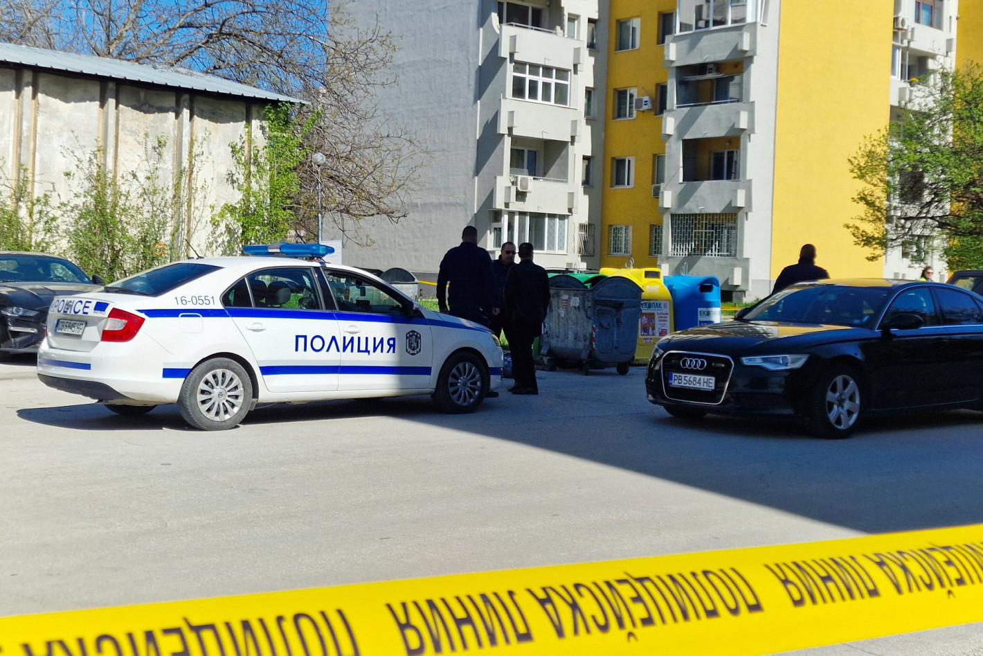 Бездомник откри чувал с части от човешко тяло до кофа за боклук в Пловдив (снимки)
