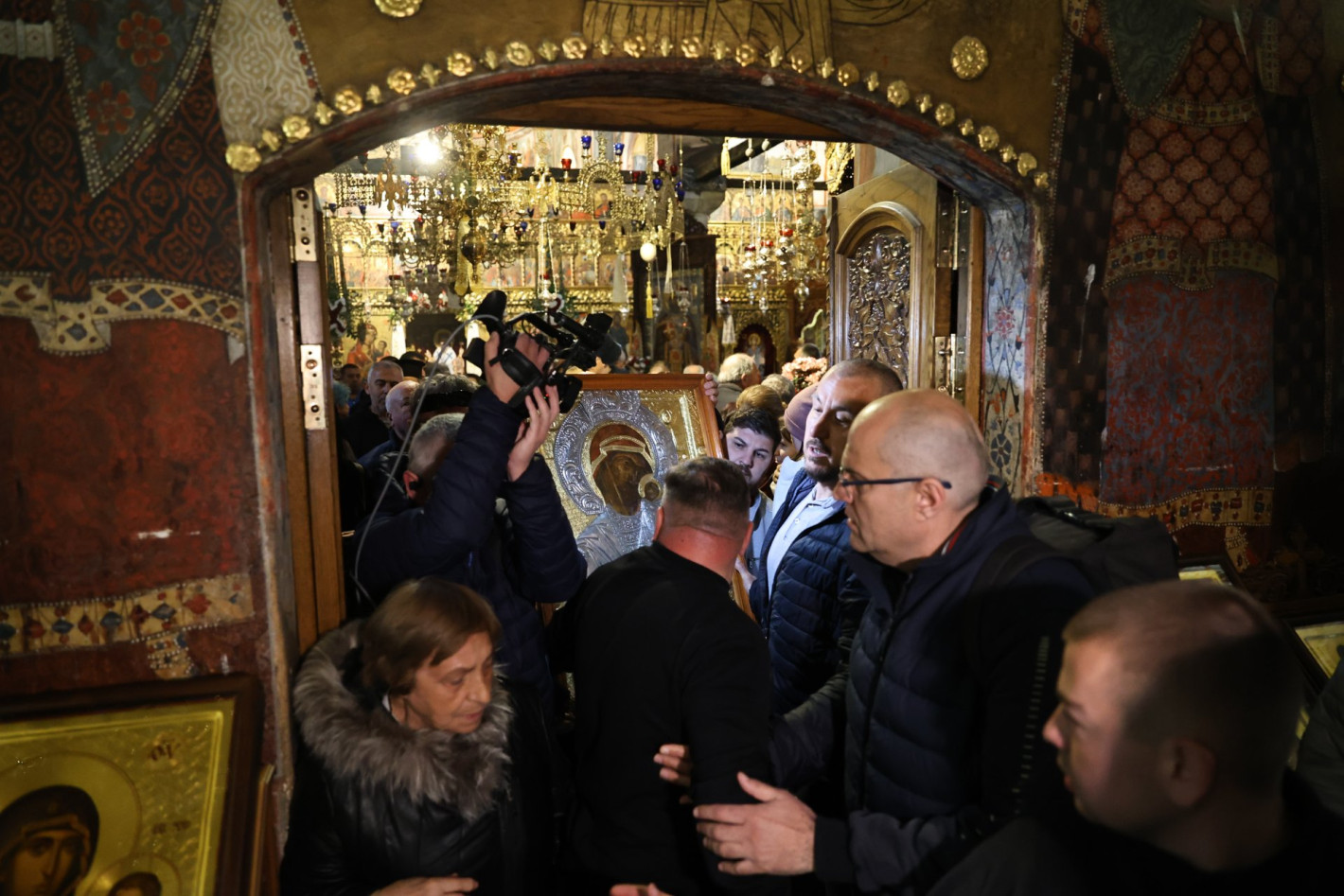 Стотици вярващи последваха чудотворната икона на Света Богородица (снимки)