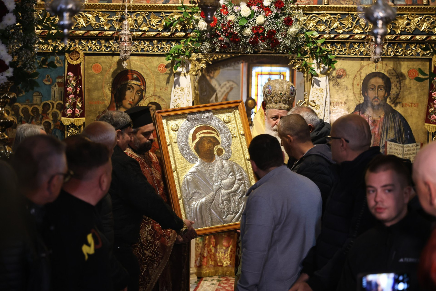 Стотици вярващи последваха чудотворната икона на Света Богородица (снимки)