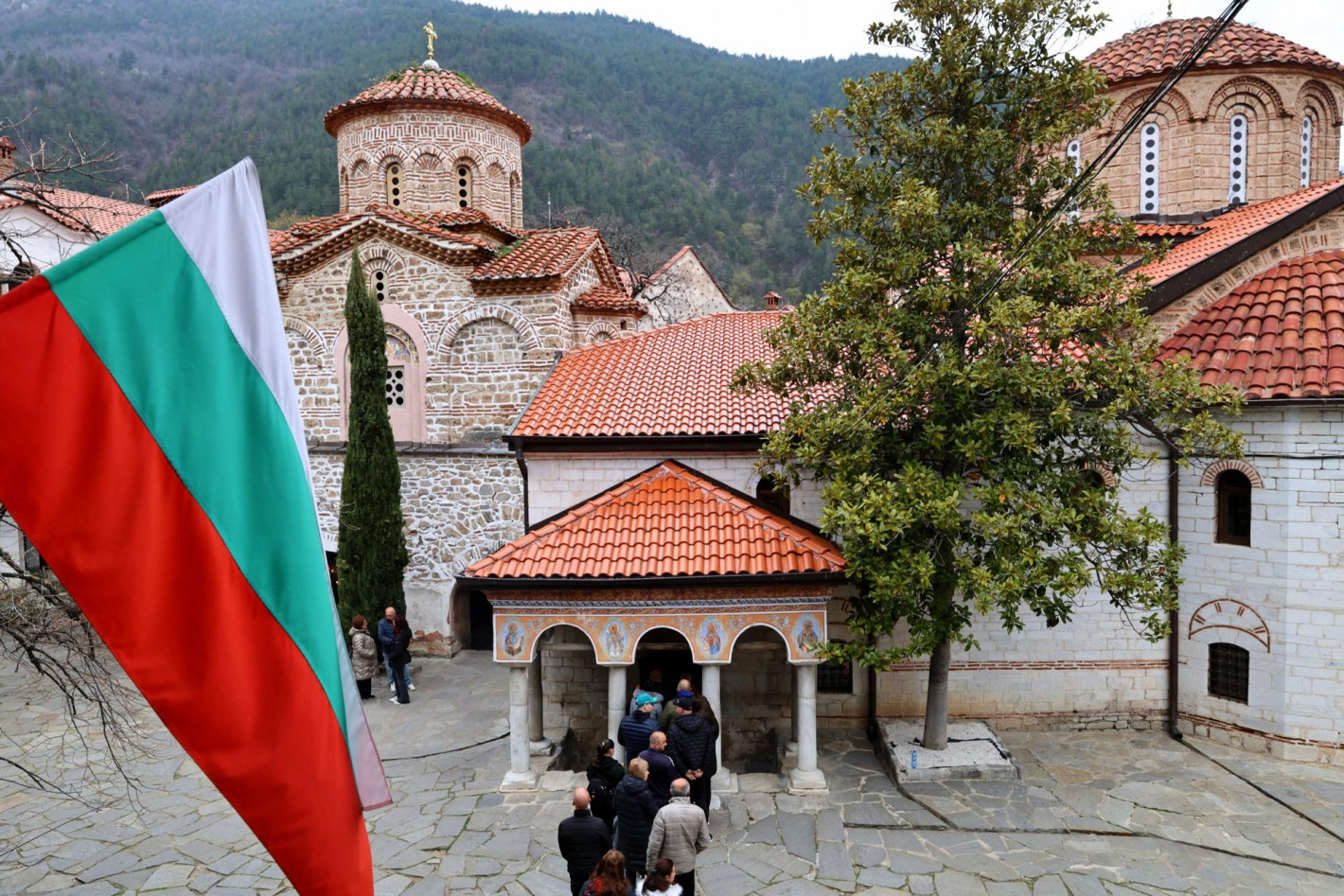 Стотици вярващи последваха чудотворната икона на Света Богородица (снимки)
