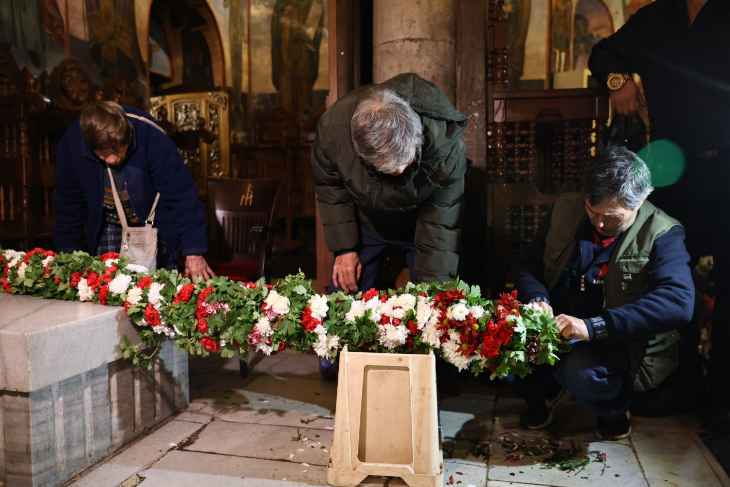 Стотици вярващи последваха чудотворната икона на Света Богородица (снимки)