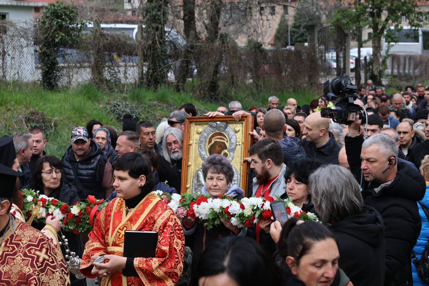 Стотици вярващи последваха чудотворната икона на Света Богородица (снимки)