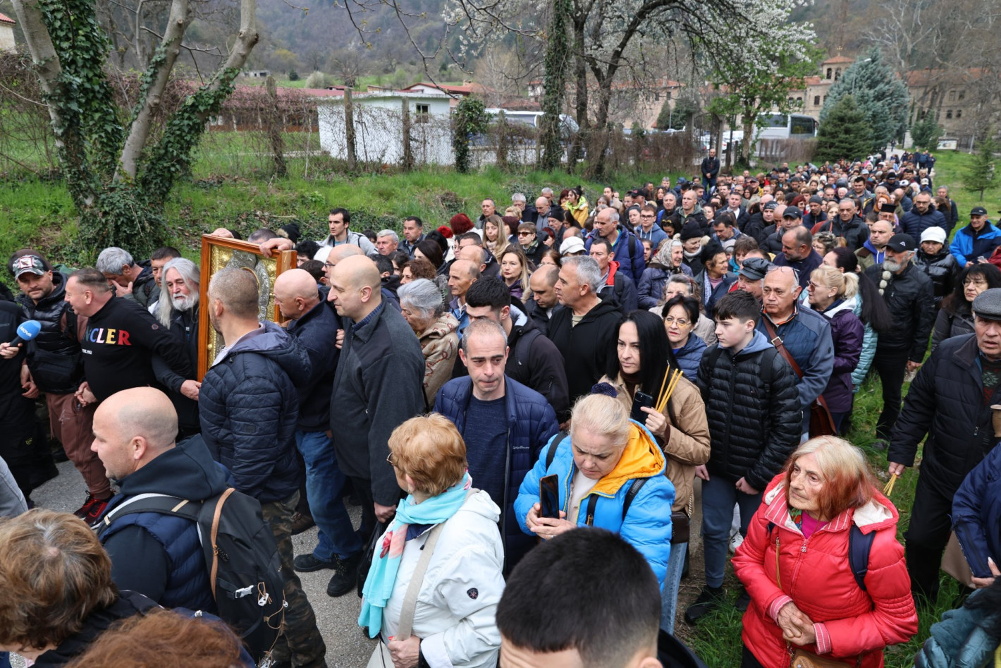 Стотици вярващи последваха чудотворната икона на Света Богородица (снимки)