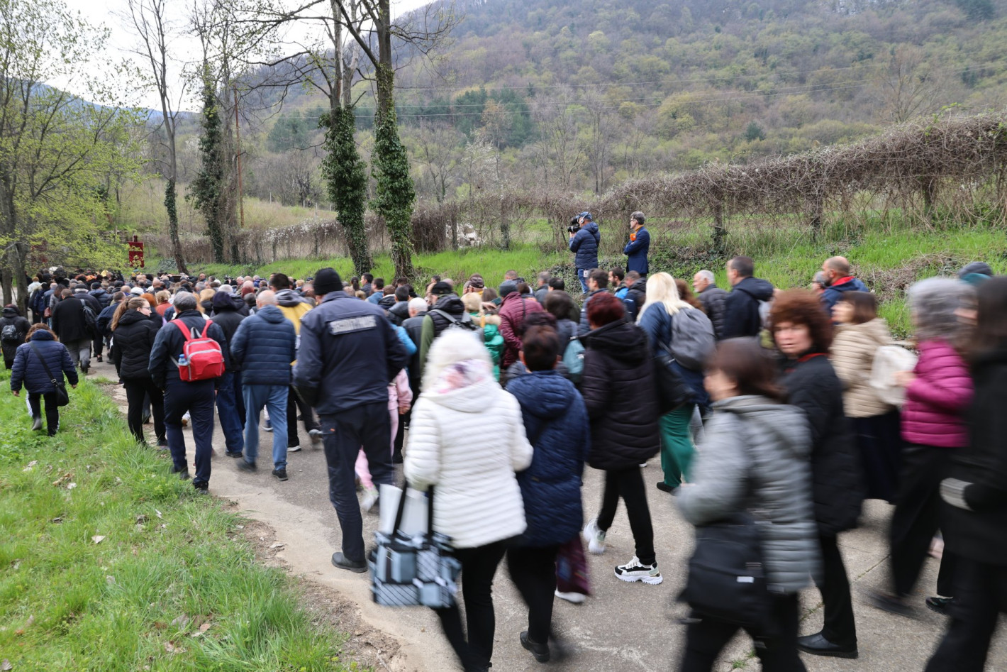 Стотици вярващи последваха чудотворната икона на Света Богородица (снимки)