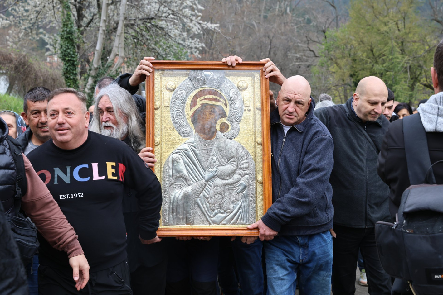 Стотици вярващи последваха чудотворната икона на Света Богородица (снимки)
