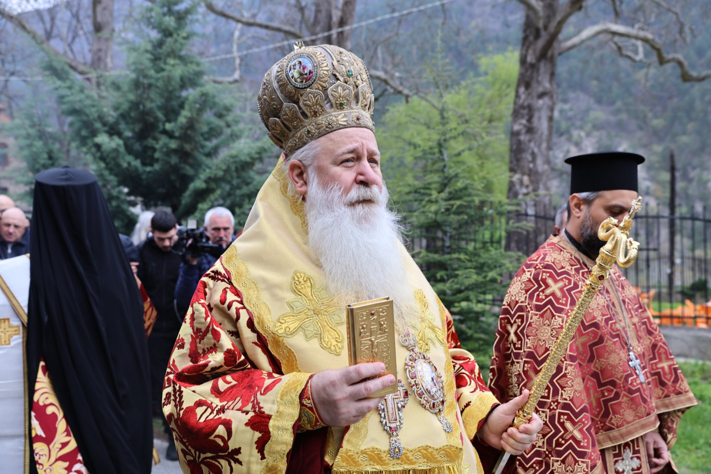 Стотици вярващи последваха чудотворната икона на Света Богородица (снимки)