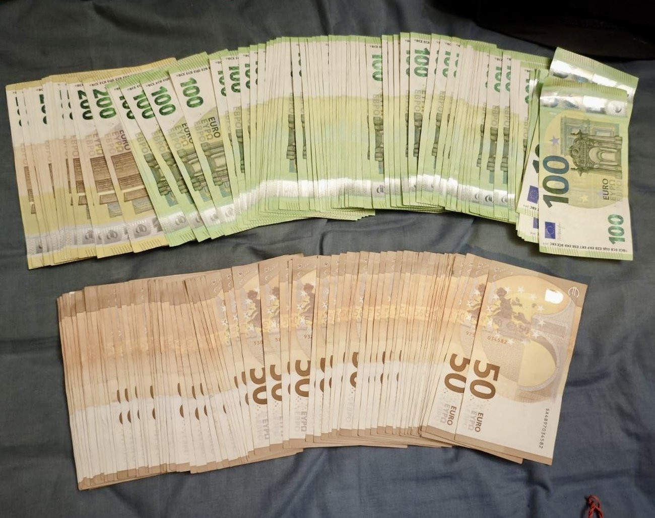 Задържаха трима с близо €600 000, над 600 боеприпаса и повече от 67 кг дрога (снимки)