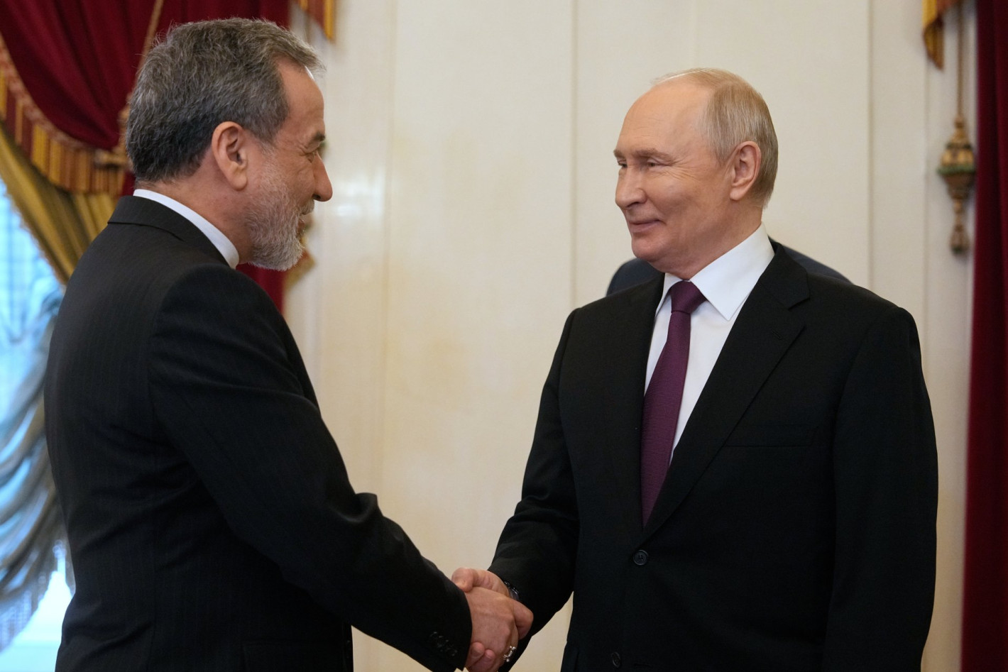 Путин обеща пълна подкрепа на Иран: Виждаме героичната ви съпротива срещу САЩ