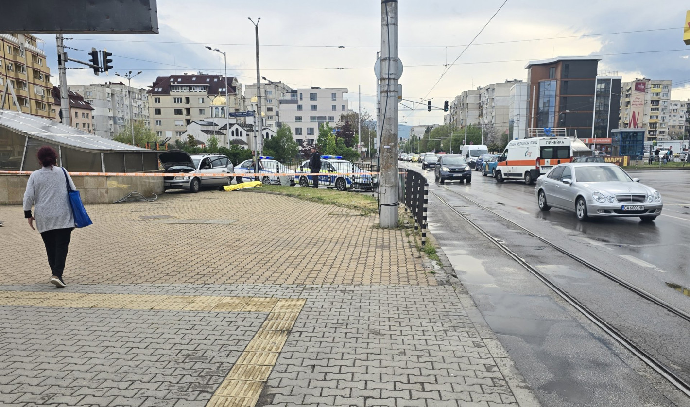 Кола се заби в метростанция в София, 68-годишният шофьор загина на място (снимки)