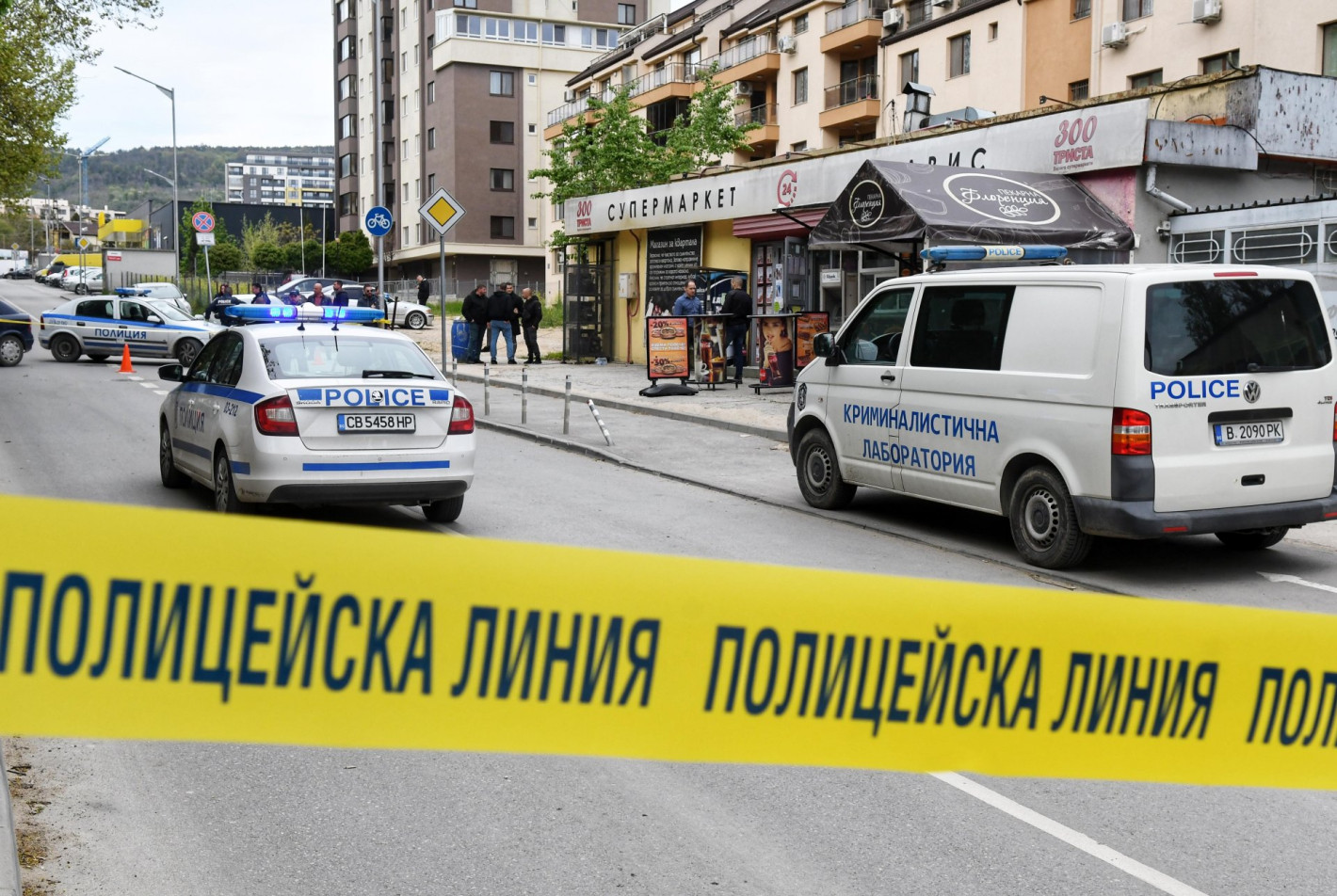 Литовка намушка четирима с нож пред и в супермаркет във Варна (снимки)