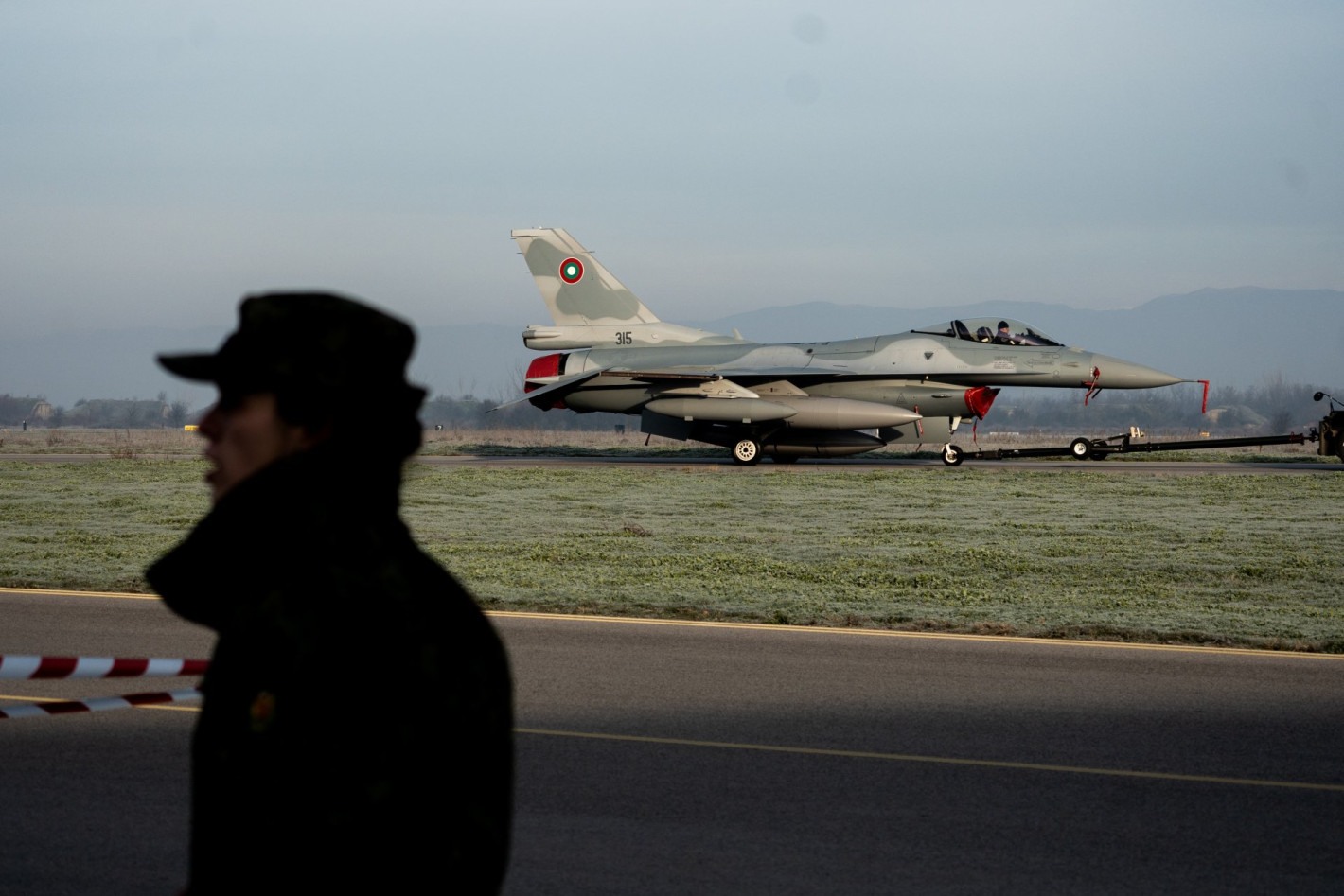 От F-16 до "Спартан": Вижте с какви самолети разполагат ВВС на България (галерия)