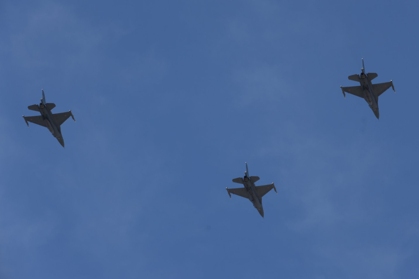 От F-16 до "Спартан": Вижте с какви самолети разполагат ВВС на България (галерия)