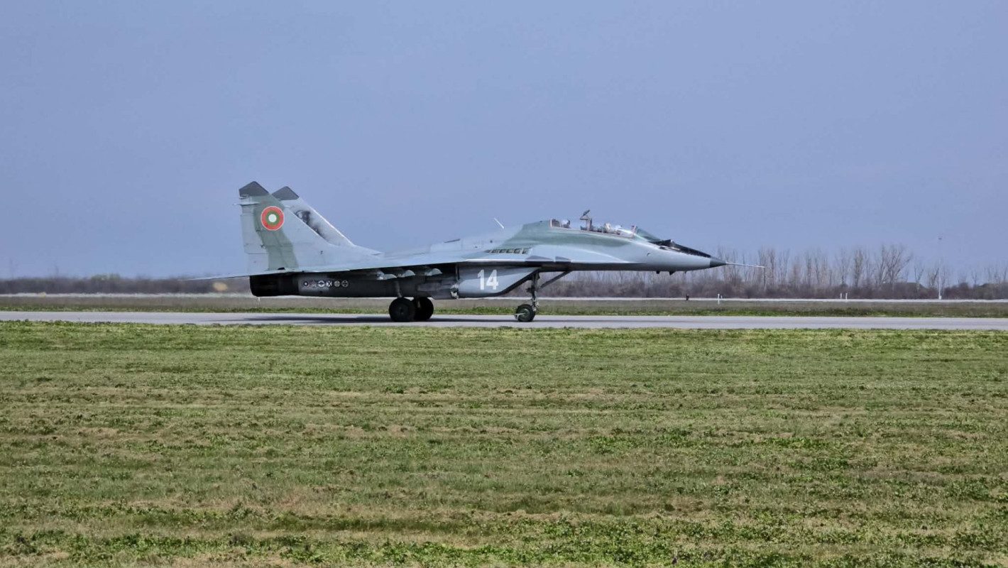 От F-16 до "Спартан": Вижте с какви самолети разполагат ВВС на България (галерия)