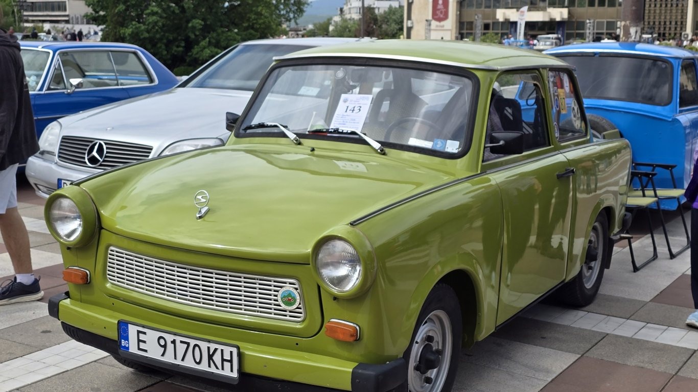 Над 250 класически автомобила се събраха на ретро парад в Благоевград