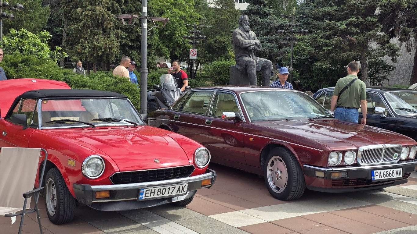 Над 250 класически автомобила се събраха на ретро парад в Благоевград