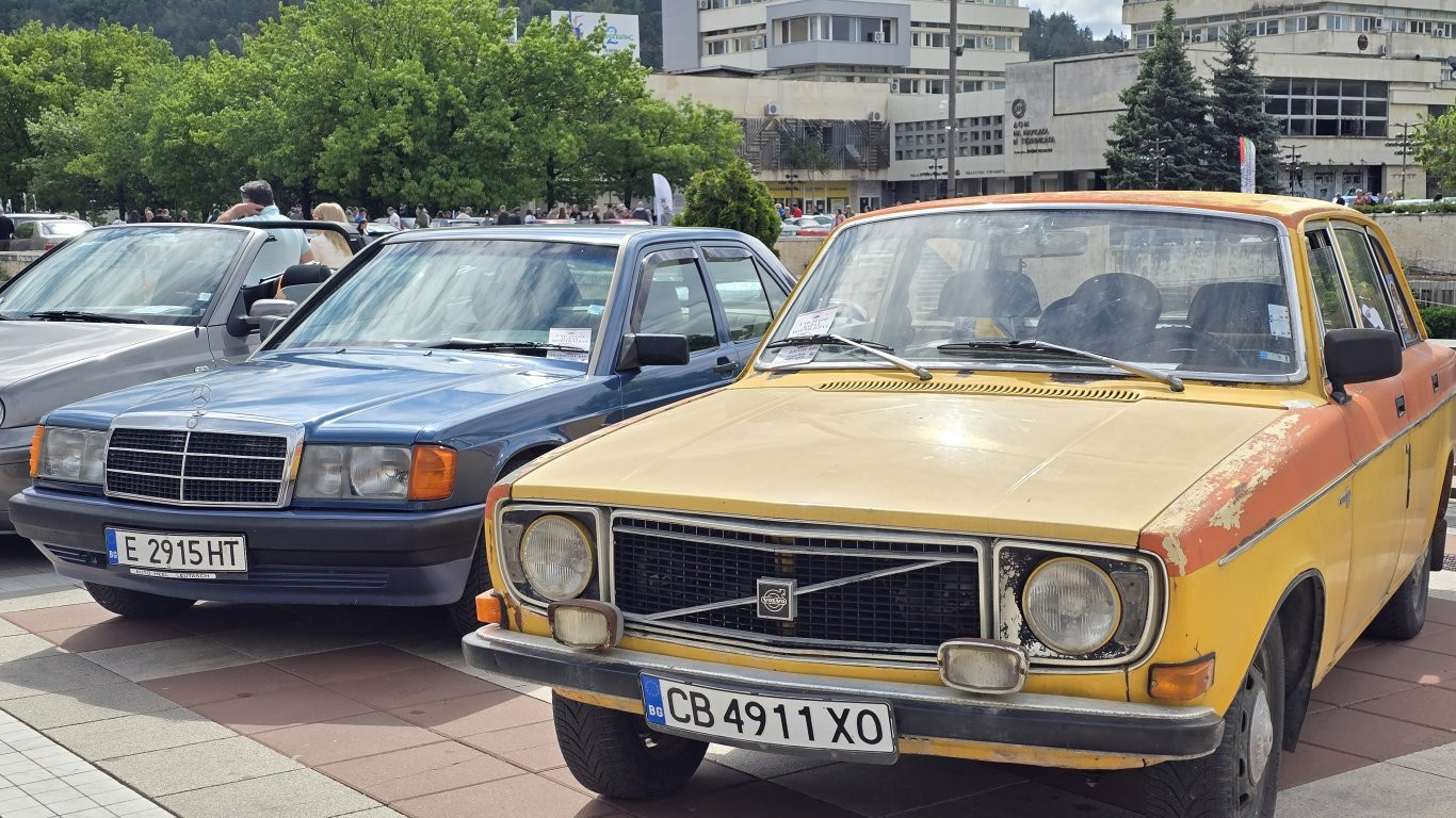 Над 250 класически автомобила се събраха на ретро парад в Благоевград
