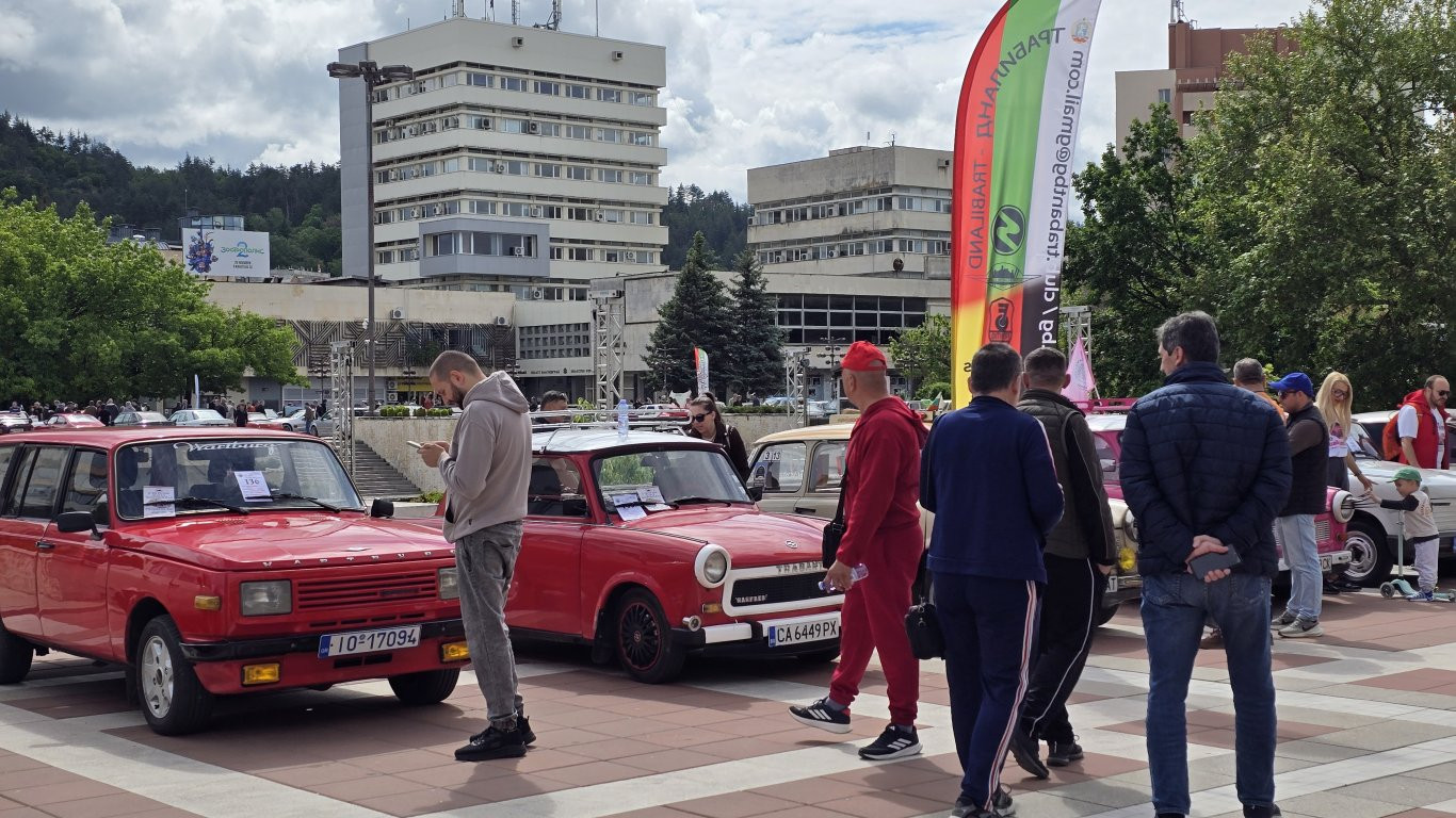Над 250 класически автомобила се събраха на ретро парад в Благоевград