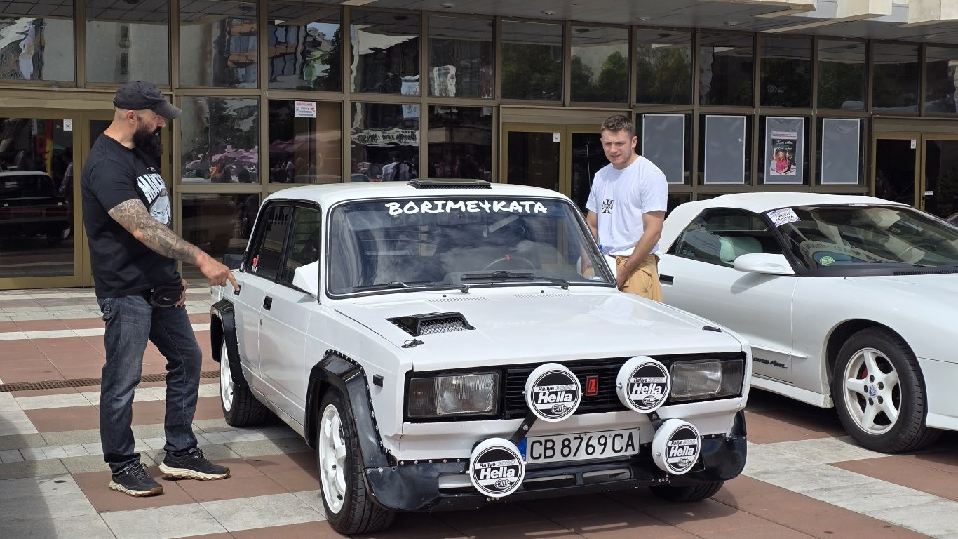 Над 250 класически автомобила се събраха на ретро парад в Благоевград
