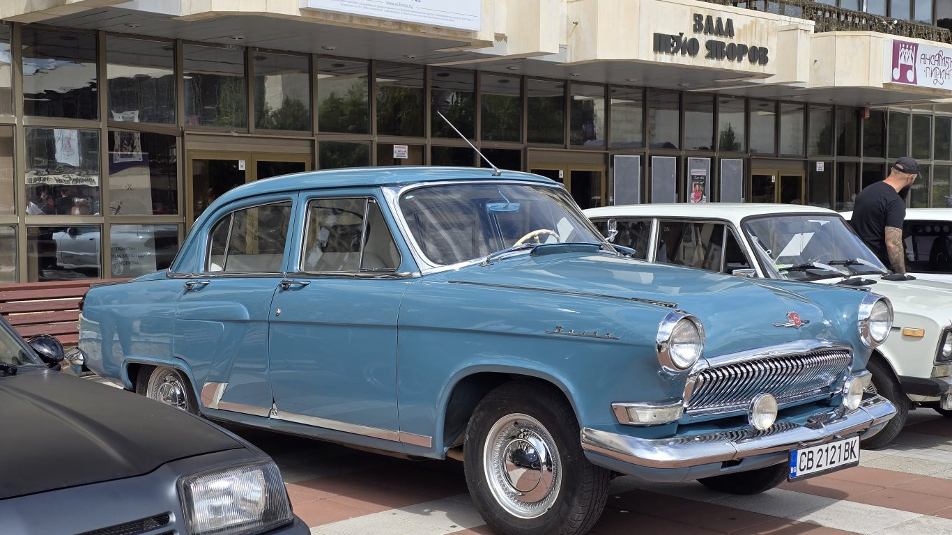 Над 250 класически автомобила се събраха на ретро парад в Благоевград