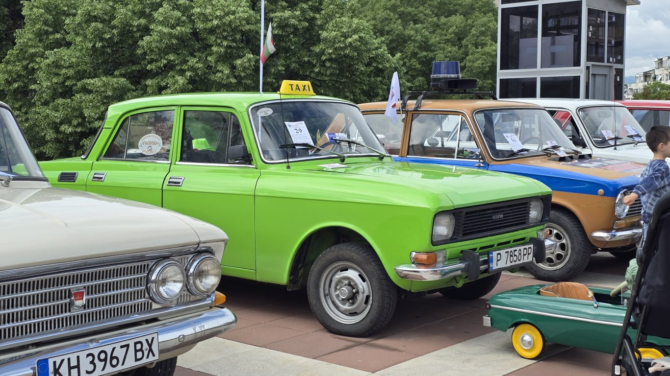 Над 250 класически автомобила се събраха на ретро парад в Благоевград