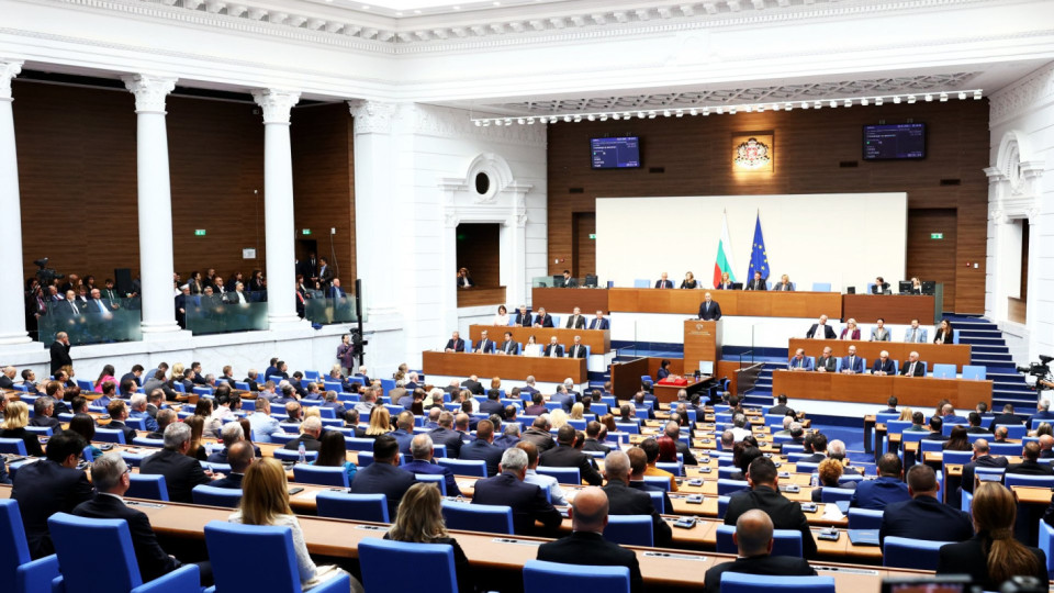 Неуспели кандидат-депутати влязоха в парламента като сътрудници
