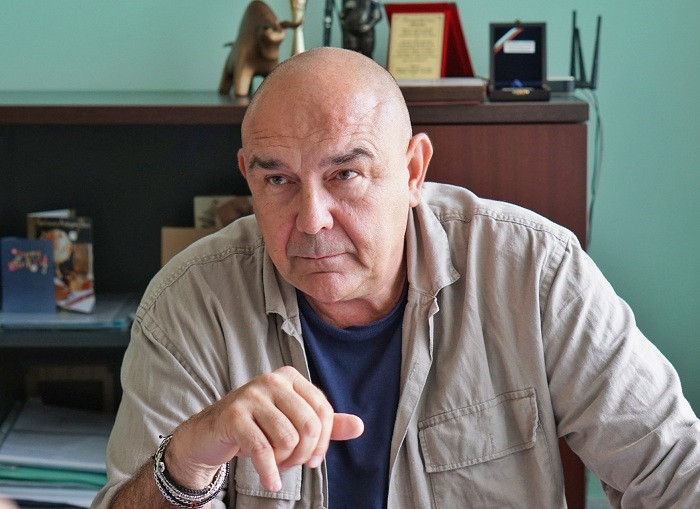 СКАНДАЛ!! Калин Сърменов: Надрусани журналистки ми вдигнаха кръвното в Сатирата! Изгоних ги като мръсни псета! (ВИЖ ТУК)