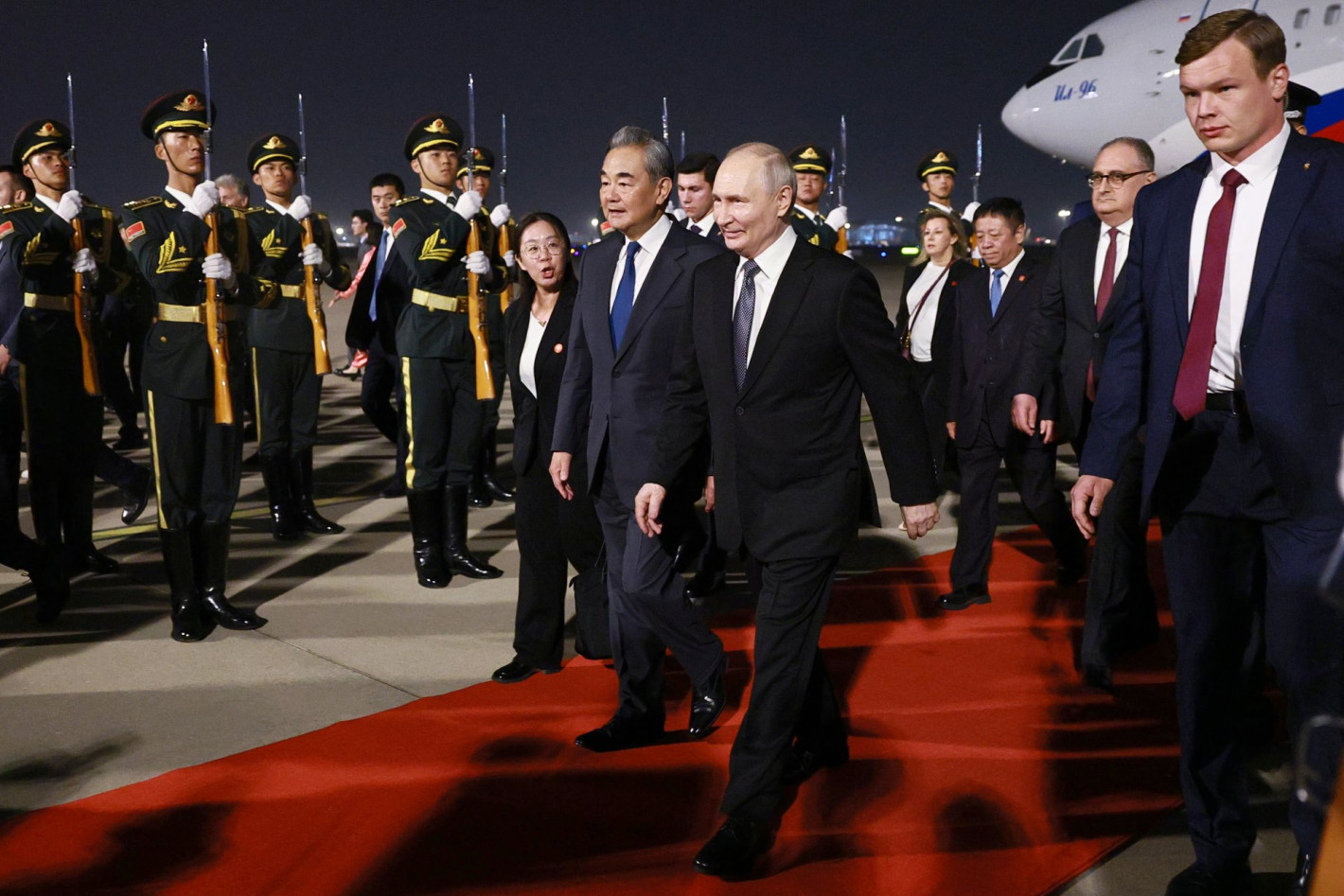 Путин пристигна в Пекин, посрещна го почетен караул (видео/снимки)