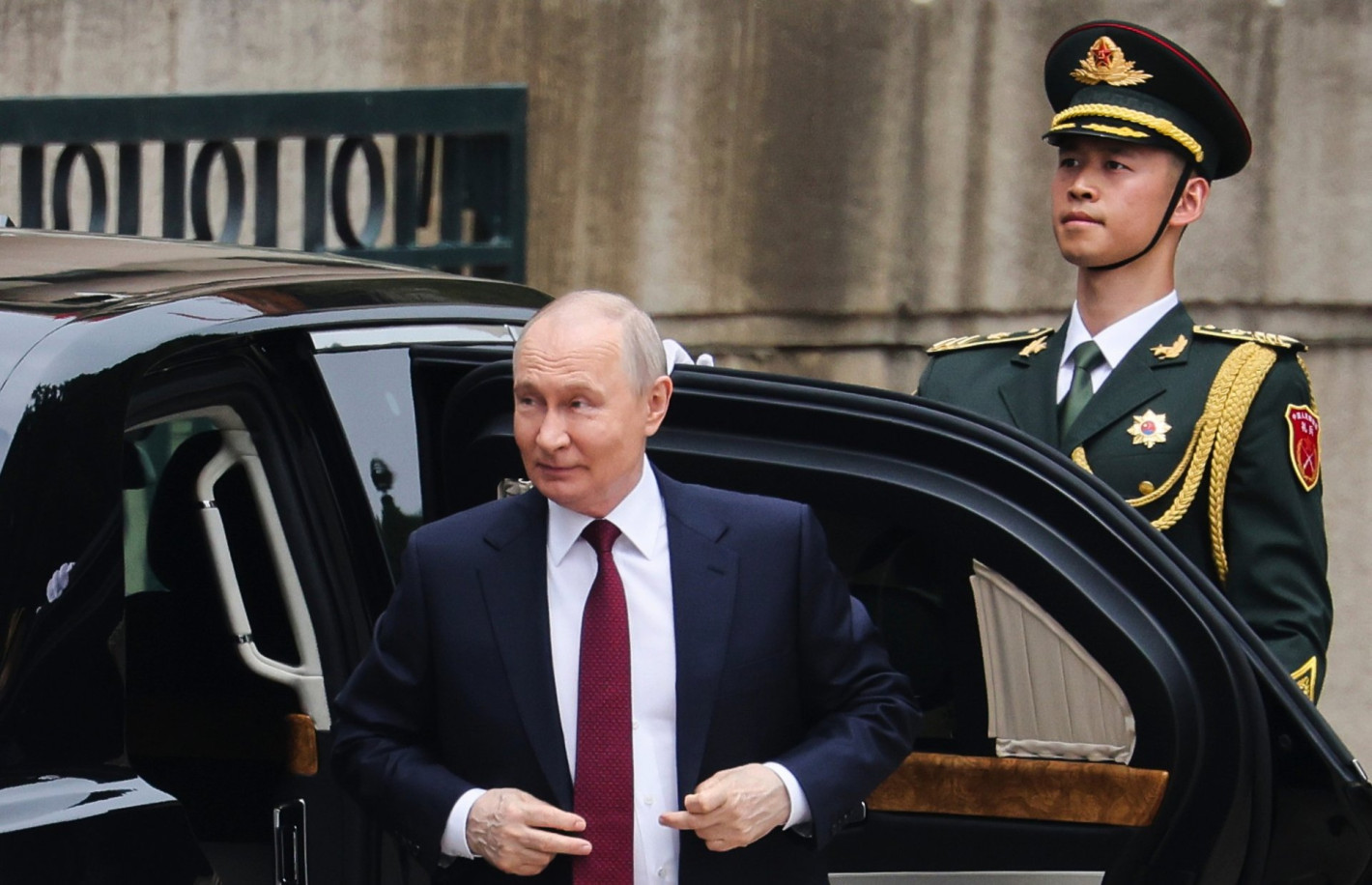 Китайската гвардия и Си Цзинпин посрещнаха Путин в Голямата зала на народа в Пекин (снимки)