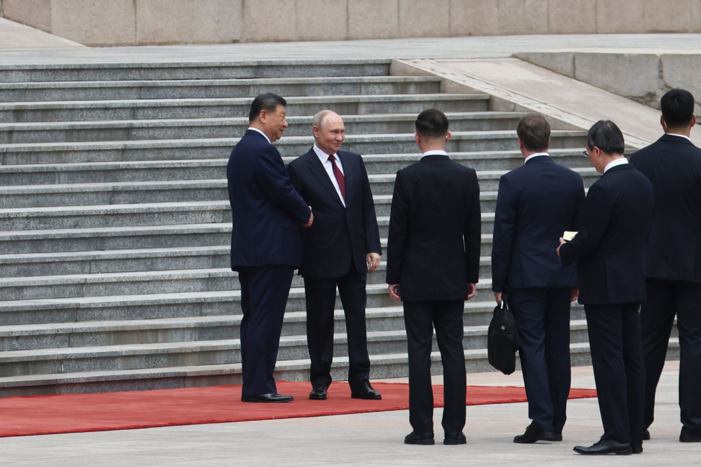 Китайската гвардия и Си Цзинпин посрещнаха Путин в Голямата зала на народа в Пекин (снимки)