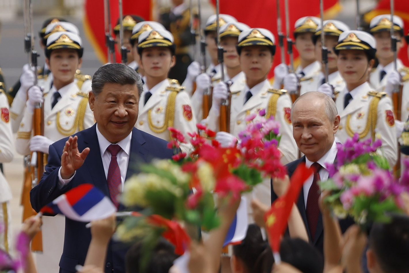 Китайската гвардия и Си Цзинпин посрещнаха Путин в Голямата зала на народа в Пекин (снимки)
