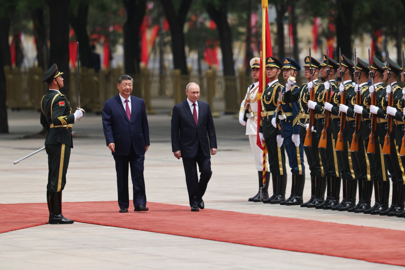 Китайската гвардия и Си Цзинпин посрещнаха Путин в Голямата зала на народа в Пекин (снимки)