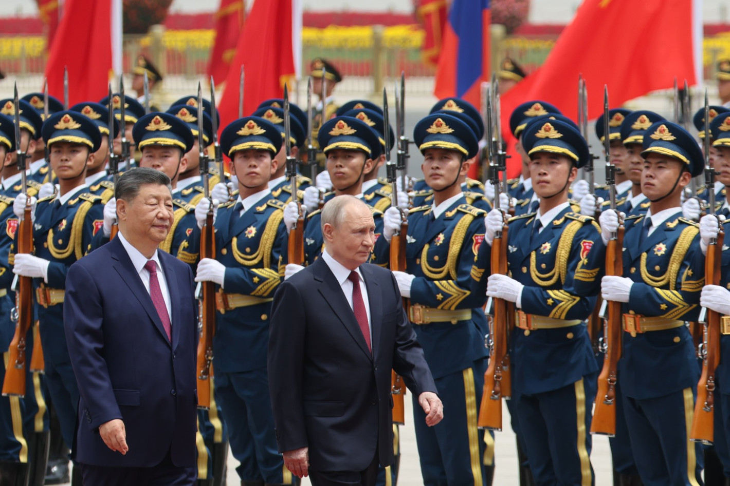 Китайската гвардия и Си Цзинпин посрещнаха Путин в Голямата зала на народа в Пекин (снимки)