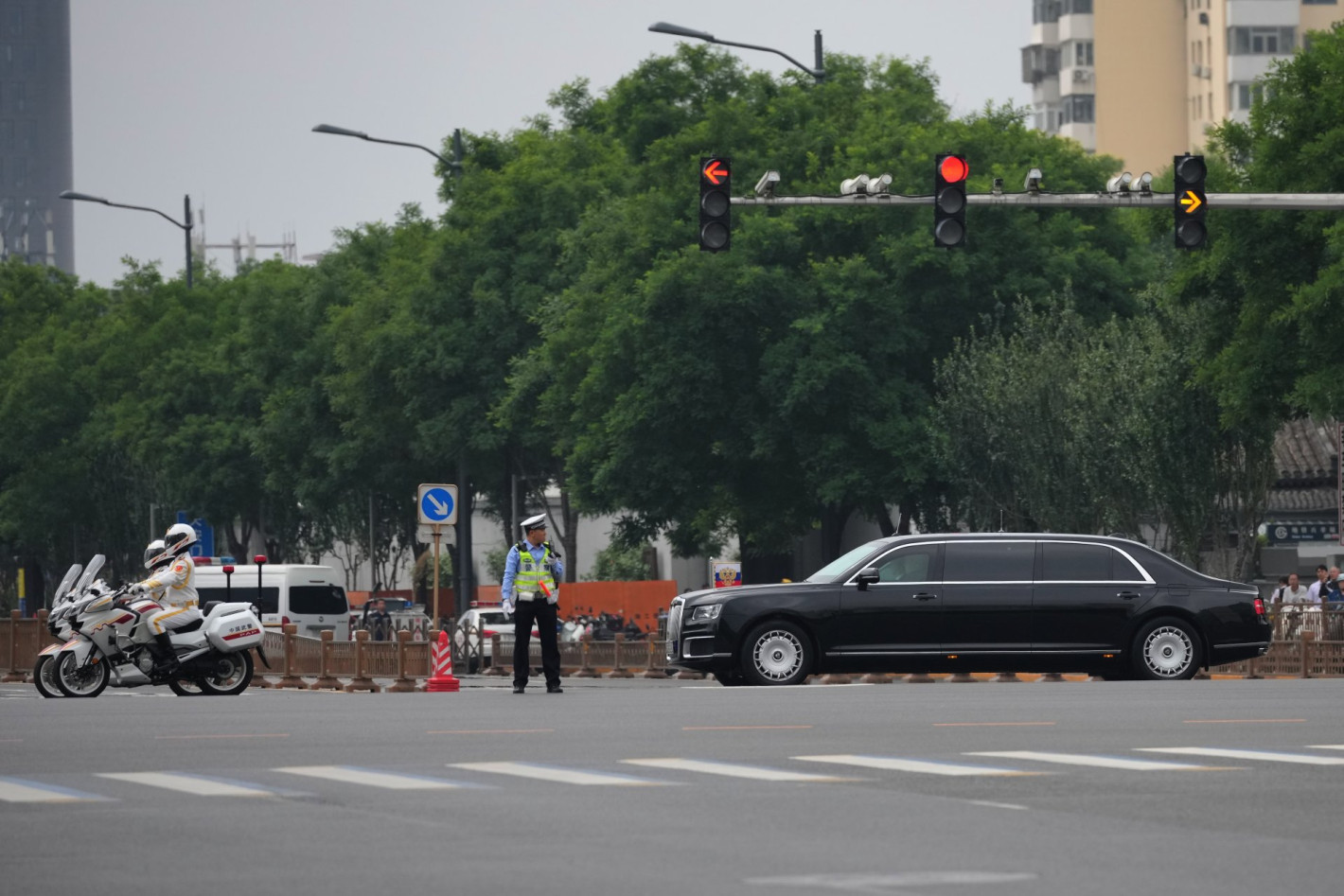 Китайската гвардия и Си Цзинпин посрещнаха Путин в Голямата зала на народа в Пекин (снимки)