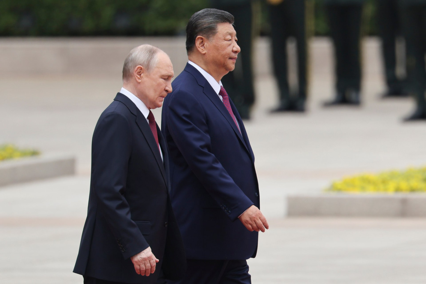 Китайската гвардия и Си Цзинпин посрещнаха Путин в Голямата зала на народа в Пекин (снимки)