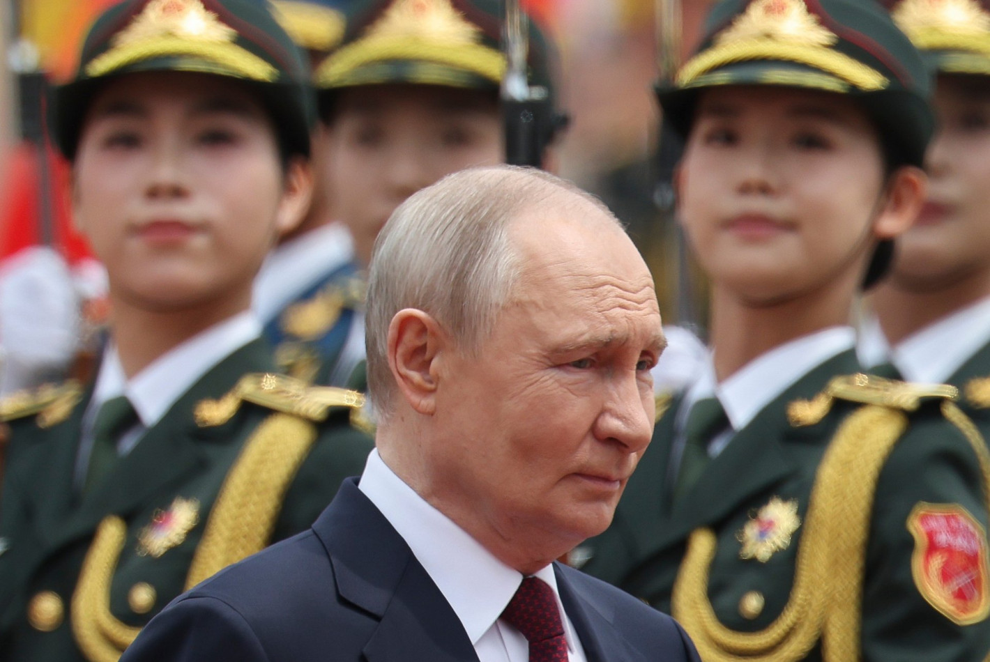 Китайската гвардия и Си Цзинпин посрещнаха Путин в Голямата зала на народа в Пекин (снимки)