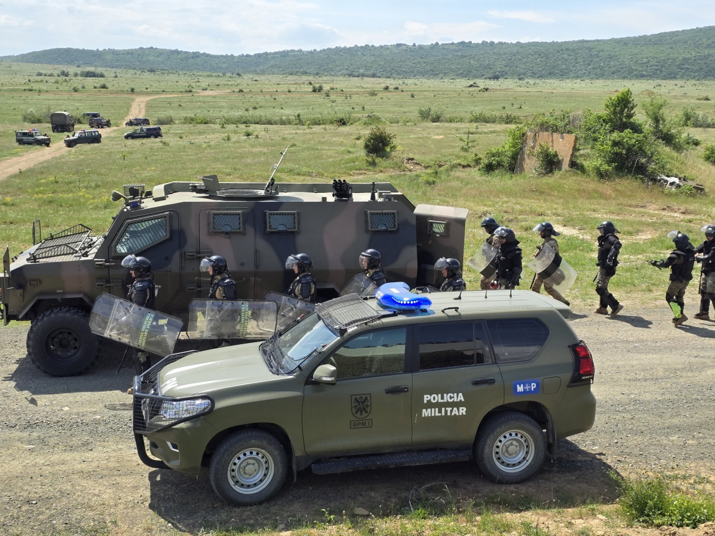 Военни полицаи от 12 страни тренираха контрол на тълпата на полигон "Ново село" (снимки)