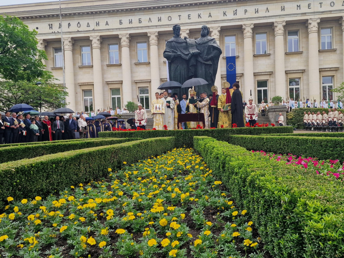 Йотова и Доцова поведоха тържественото шествие в София за 24 май (снимки)