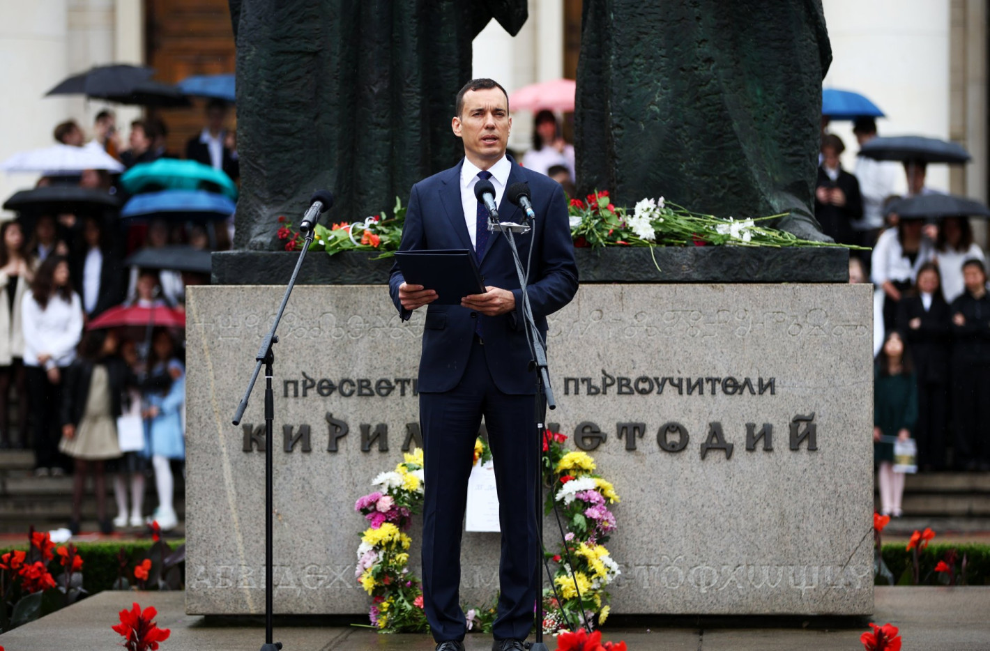 Йотова и Доцова поведоха тържественото шествие в София за 24 май (снимки)